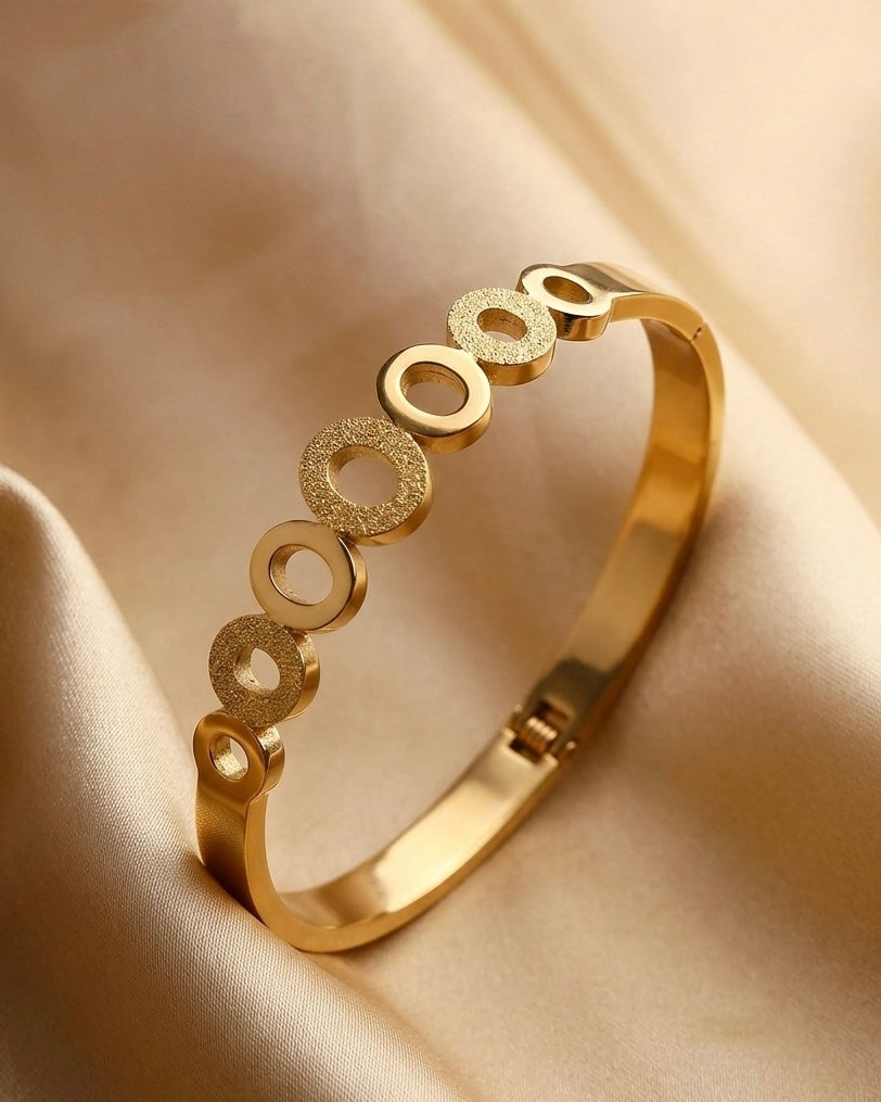 Elegant Circle Bangle